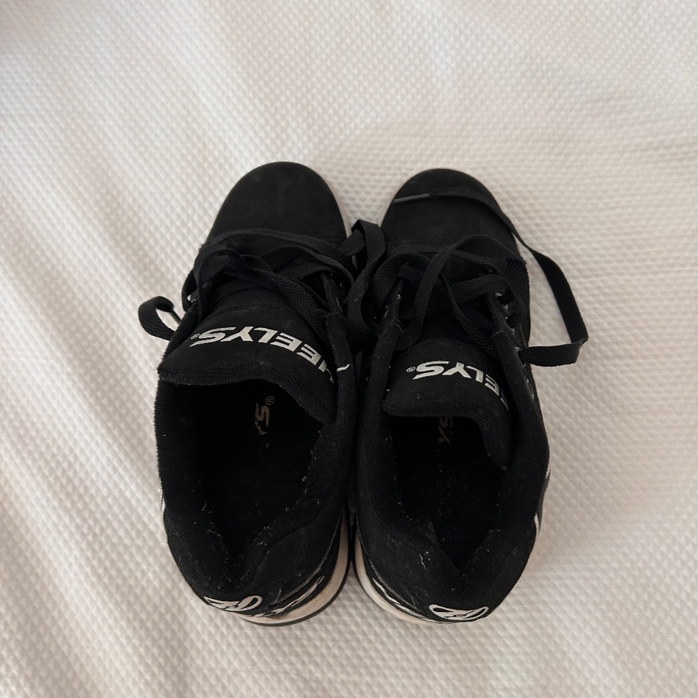Boy’s Heely’s size 4
